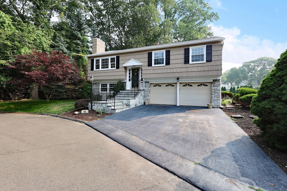 386 Sigwin Drive, Fairfield, CT 06824, Presented by James Millington